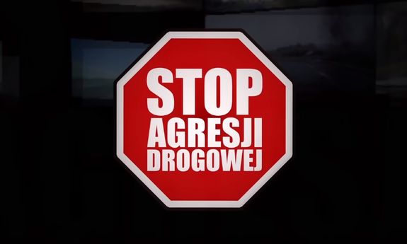 czerwony znak drogowy a w środku biały napis: Stop agresji drogowej