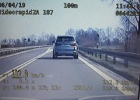 zdjęcie z urządzenia wideorejestrator przedstawiające auto BMW wraz z jego prędkością 112 km/h