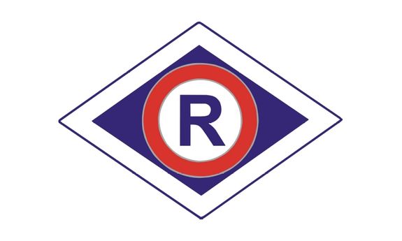 Zdjęcie w kolorze. Symbol ruchu drogowego w postaci litery R.