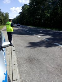 Policjant wykonujący pomiar prędkości zbliżającego się pojazdu