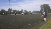 Uczestnicy turnieju grający w piłkę nożną  na boisku