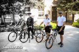 Policjanci stojący obok rowerów