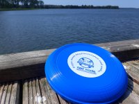 jezioro, frisbee z napisem Kręci mnie bezpieczeństwo nad wodą