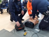 Policjanci ćwiczący pierwszą pomoc na fantomie przy użyciu AED