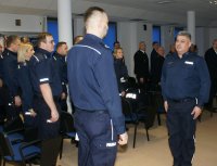Policjanci, naczelnik wydziału prewencji składa meldunek Komendantowi Powiatowemu Policji w Grajewie