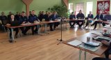 Policjanci, mieszkańcy i radni gminy Radziłów podczas obrad Sesji Rady Gminy Radziłów