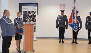 Policjanci wraz z pocztem sztandarowym