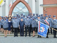 Policjanci awansowani, komendanci oraz poczet sztandarowy Komendy Powiatowej Policji w Grajewie