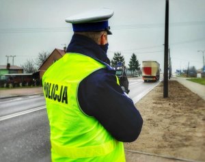 Policjant z miernikiem prędkości w ręce