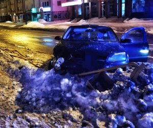 rozbity samochód w zaspie sniegu