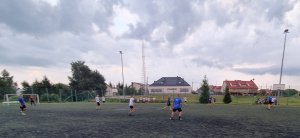 Zawodnicy grają w piłkę na boisku w Rajgrodzie