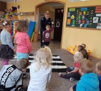Dzieci w przedszkolu, policjantka