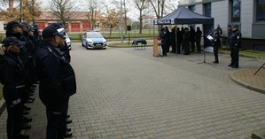 Pododdział Policji, przedstawiciele samorządów, ksiądz, dwa radiowozy