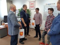 Zastępca komendanta Policji w Grajewie gratuluje laureatom konkursu.