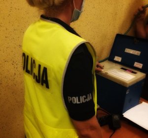 Policjantka badająca stan trzeźwości alkosensorem