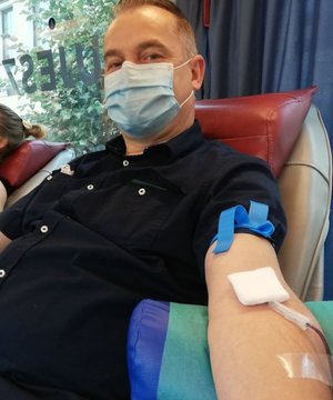 Policjant bez munduru oddający krew