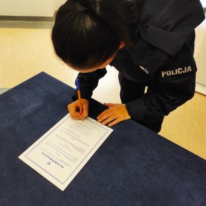 Policjantka podpisuje akt ślubowania