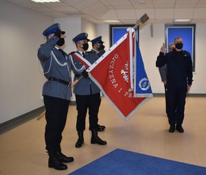 policjant składający ślubowanie do sztandaru, sztandar, policjanci w poczcie sztandarowym