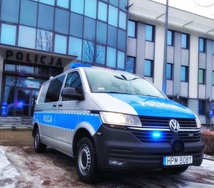 Radiowóz stojący przed komendą Policji