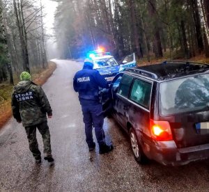 Policjant, strażnik leśny, radiowóz, czarny samochód