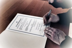 Policjant podpisuje dokument :Akt ślubowania zawierający Rotę ślubowania, datę oraz podpis policjanta.