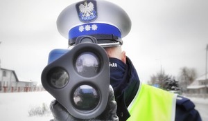 Policjant z urządzeniem do pomiaru prędkości