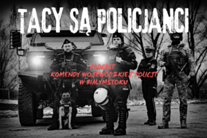 Policjanci stojący przed radiowozem