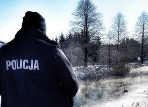 policjant w tle łabędź