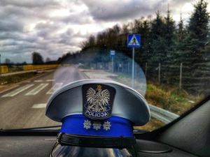 policyjna czapka ruchu drogowego na desce rozdzielczej samochodu